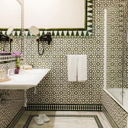 מלון Alhambra Palace 5*